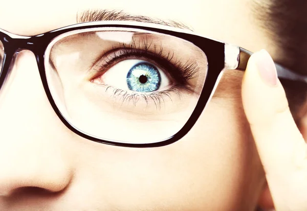 Piękna młoda kobieta nosi okulary makro na białym tle — Zdjęcie stockowe