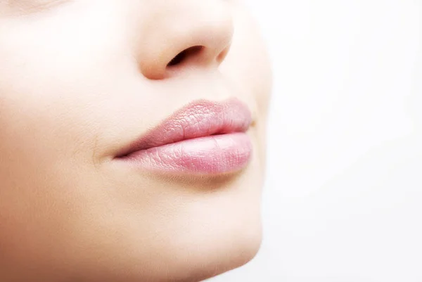 Labios rellenos y sexy piel perfecta sobre un fondo blanco — Foto de Stock