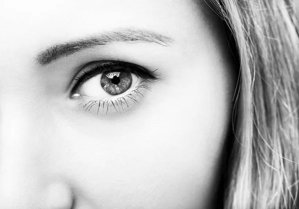 Olhos de mulher de olhada perspicaz bonita. Estilo vintage — Fotografia de Stock