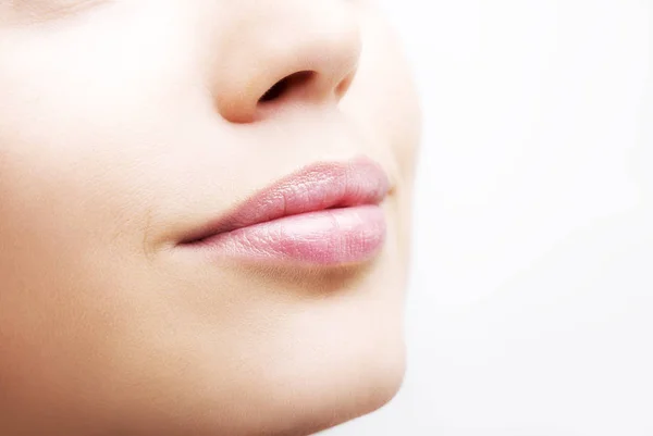 Labios rellenos y sexy piel perfecta sobre un fondo blanco — Foto de Stock