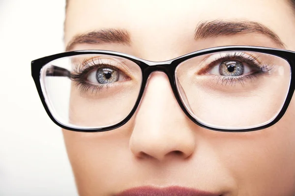 Красива молода жінка в окулярах крупним планом ізольована на білому — стокове фото
