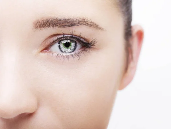 Hermosa mirada perspicaz ojo de mujer gris —  Fotos de Stock