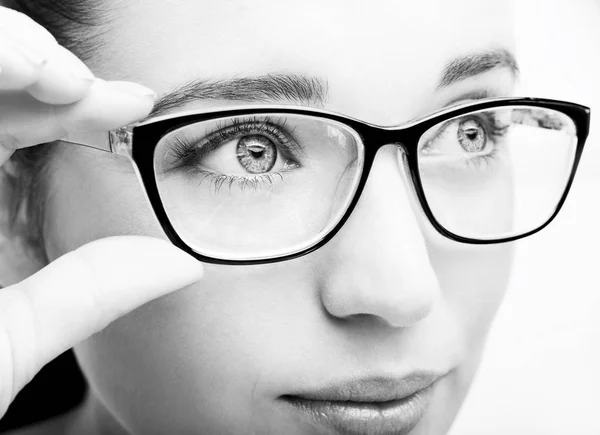Belle jeune femme portant des lunettes gros plan isolé sur blanc — Photo