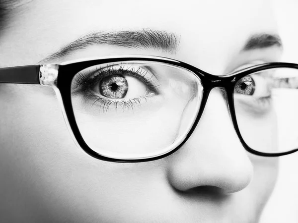 Schöne junge Frau mit Brille in Großaufnahme isoliert auf weiß — Stockfoto