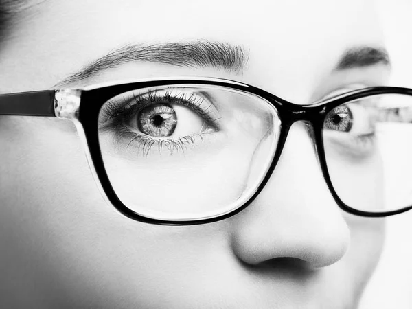 Belle jeune femme portant des lunettes gros plan isolé sur blanc — Photo