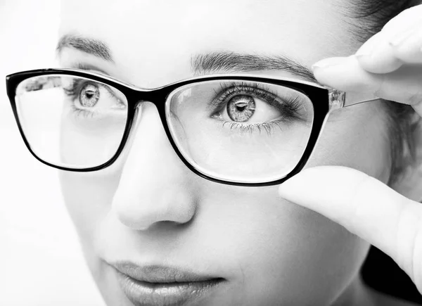 Όμορφη νεαρή γυναίκα που φοράει γυαλιά γκρο πλαν απομονωθεί σε λευκό — Φωτογραφία Αρχείου