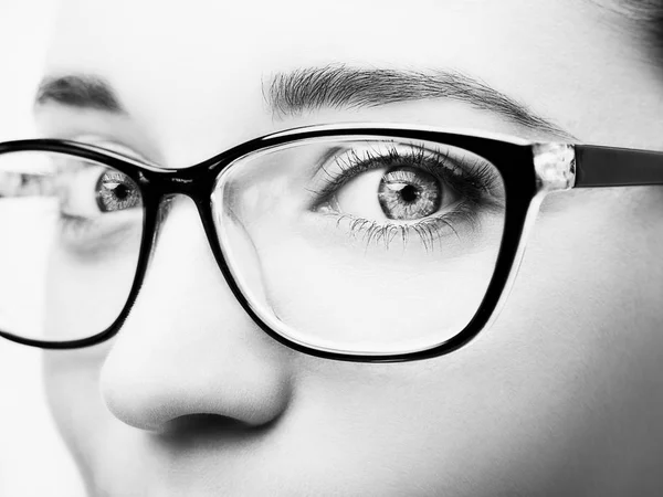 Mooie jonge vrouw die het dragen van bril close-up geïsoleerd op wit — Stockfoto