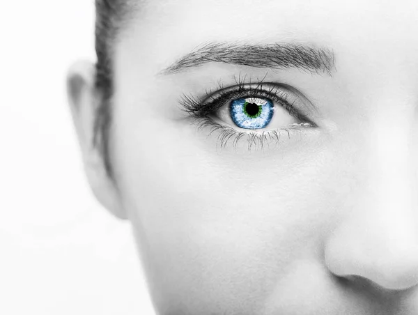 Bella sguardo perspicace occhio di donna grigia — Foto Stock