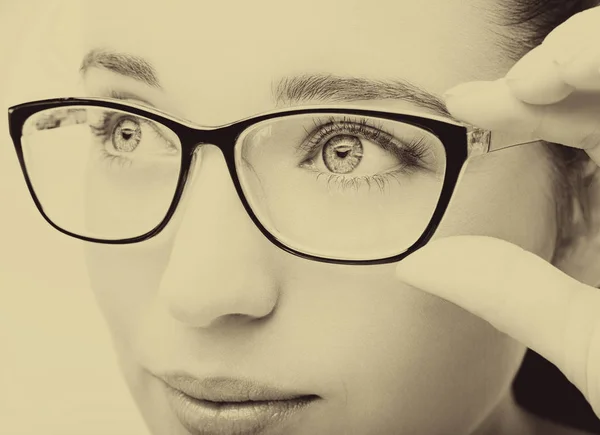 Hermosa mujer joven con gafas de primer plano aislado en blanco — Foto de Stock