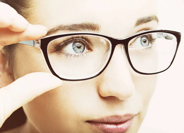 Schöne junge Frau mit Brille in Großaufnahme isoliert auf weiß — Stockfoto