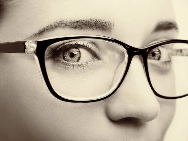 Belle jeune femme portant des lunettes gros plan isolé sur blanc — Photo