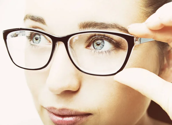 Schöne junge Frau mit Brille in Großaufnahme isoliert auf weiß — Stockfoto