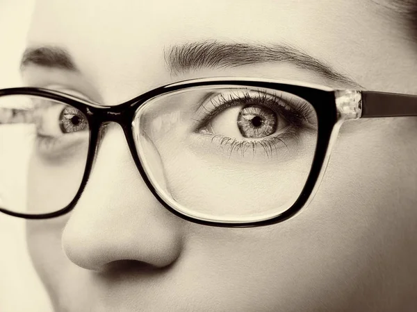 Schöne junge Frau mit Brille in Großaufnahme isoliert auf weiß — Stockfoto