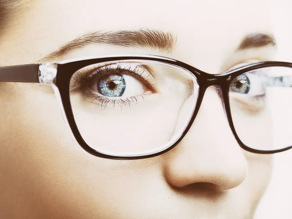 Bella giovane donna con gli occhiali da vicino isolato su bianco — Foto Stock