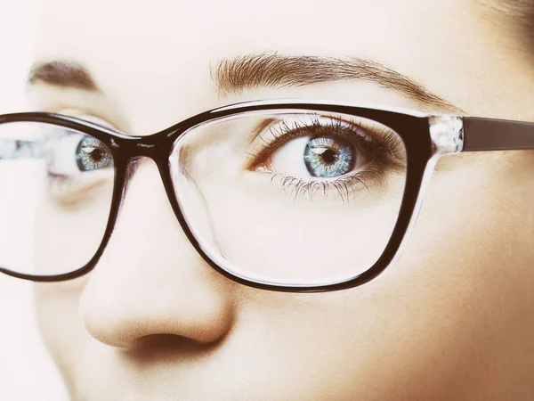 Hermosa mujer joven con gafas de primer plano aislado en blanco — Foto de Stock