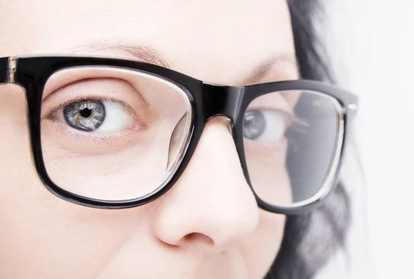 Gyönyörű fiatal nő, fárasztó szemüveg közelről elszigetelt fehér — Stock Fotó