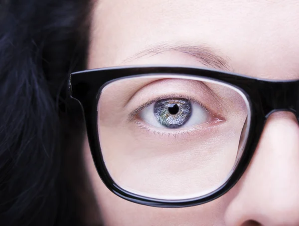 Mulher bonita usando óculos. Imagem de close-up — Fotografia de Stock