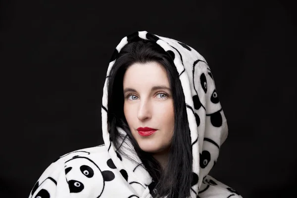 Retrato de mujer morena fresca y hermosa en un albornoz Panda — Foto de Stock