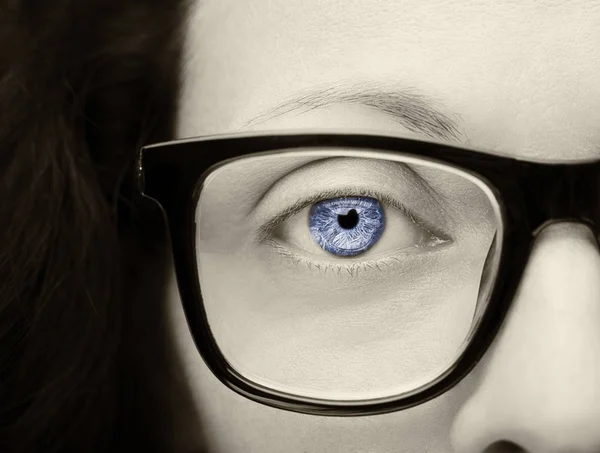 Hermosa joven con gafas. Primer plano de disparo — Foto de Stock