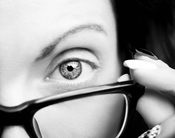 Hermosa joven con gafas. Primer plano de disparo — Foto de Stock