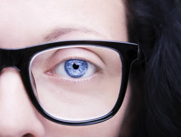 Schöne junge Frau mit Brille. Nahaufnahme — Stockfoto