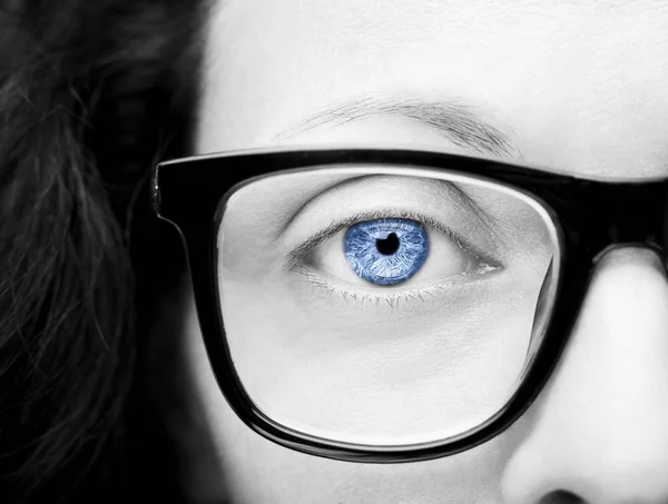 Hermosa joven con gafas. Primer plano de disparo — Foto de Stock