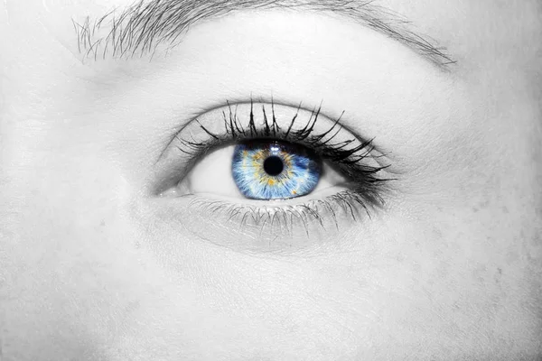 Hermosa mirada perspicaz ojos de mujer azul — Foto de Stock