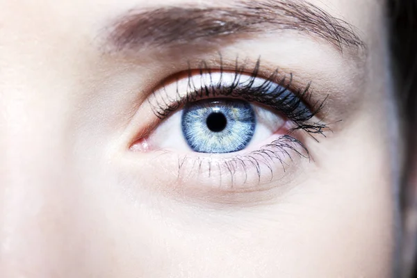 Красивий проникливий вигляд блакитних очей жінки — стокове фото