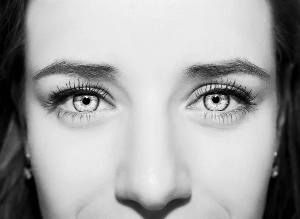 Hermosa mirada perspicaz ojos de mujer azul . — Foto de Stock