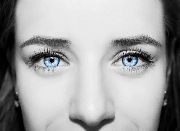 Schöner aufschlussreicher Blick blaue Frauenaugen. — Stockfoto