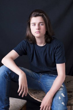 Koyu arka plan üzerinde yakışıklı bir genç moda portre