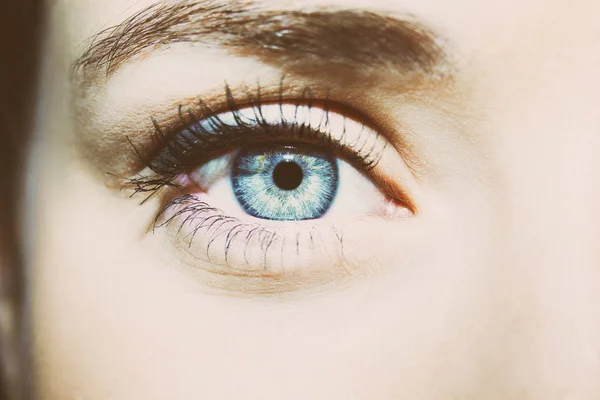 Kobieta piękna wnikliwe spojrzenie niebieski oczy — Zdjęcie stockowe