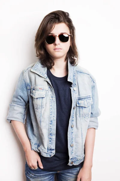 Mode Porträtt av en tonåring som bär jeansjacka — Stockfoto