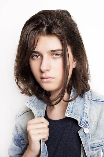 Retrato de moda de um belo adolescente vestindo jaqueta de jeans — Fotografia de Stock