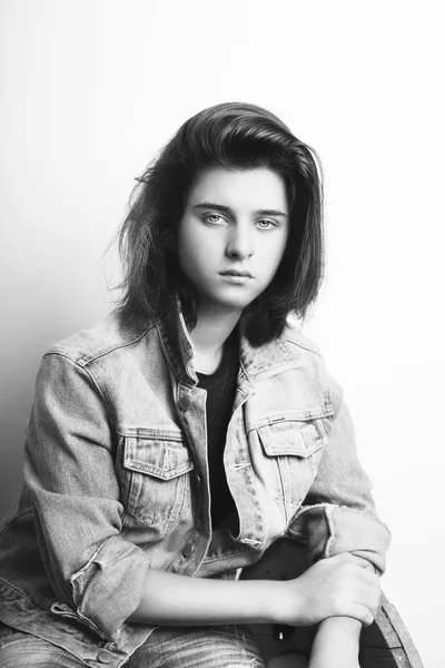Portrait de mode d'un adolescent portant une veste en jean. Monochrome — Photo