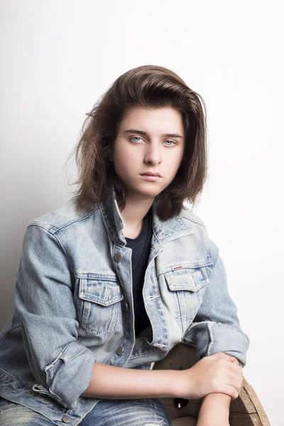 Retrato de moda de um adolescente usando jaqueta de jeans — Fotografia de Stock