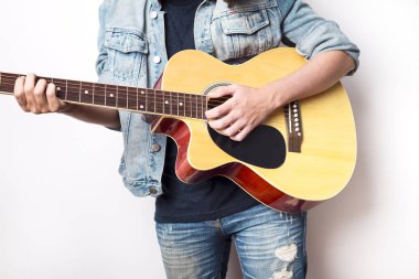 Portre studio gitar çalmak bir gencin 