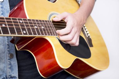 Gitar çalan erkeklerin yakın çekim görüntüsü