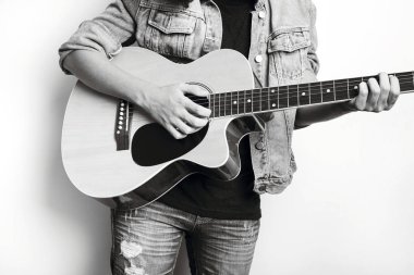 Portre studio gitar çalmak bir gencin 