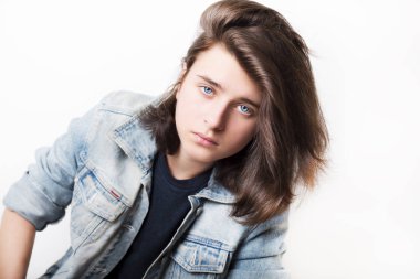 Kot ceket giyen bir güzel genç moda portre