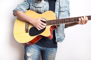 Kot j giyen Studio'da gitar çalmak bir genç portresi