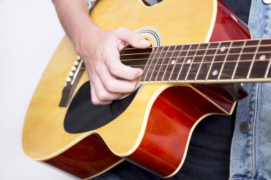 Gitar çalan erkeklerin yakın çekim görüntüsü