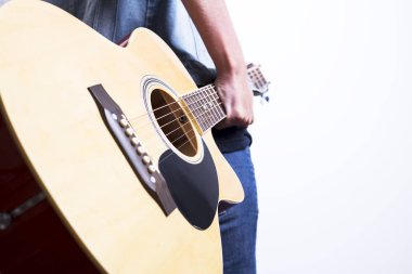 Gitarist araç tutuyor. Yakın çekim vurdu