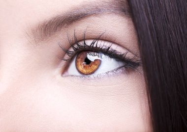 Güzel yorum içeren görünüm kahverengi kadının göz