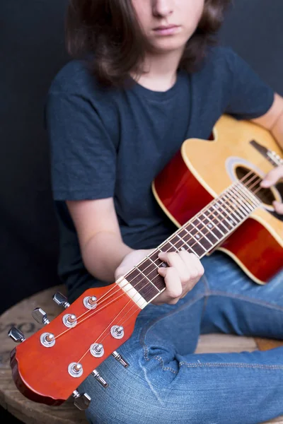 Close-up of male hands playing guitar — Stock Photo, Image