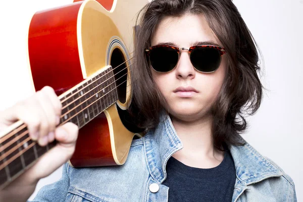 Портрет красивого подростка с гитарой на плечах — стоковое фото