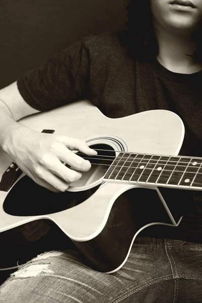 Primer plano de manos masculinas tocando la guitarra — Foto de Stock
