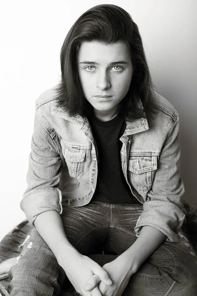 Módní portrét mladíka na sobě džínové bundy. Černobílý tisk — Stock fotografie