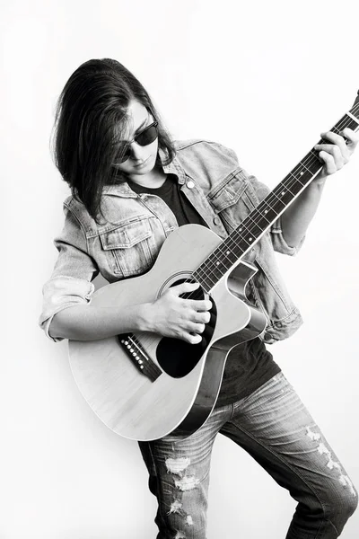 Μόδα πορτρέτο ενός εφήβου που παίζει κιθάρα στο στούντιο — Φωτογραφία Αρχείου