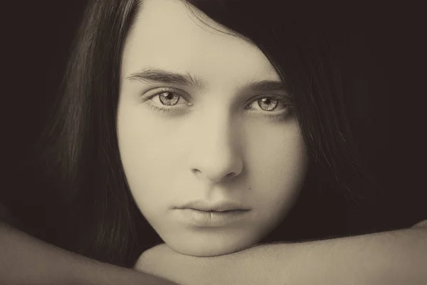 Un retrato de un guapo adolescente sobre un fondo oscuro . — Foto de Stock